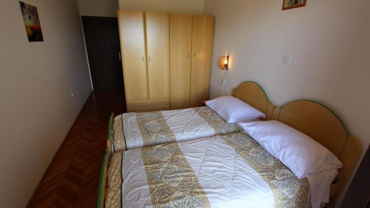 Apartments And Rooms Jelka Malinska Kültér fotó