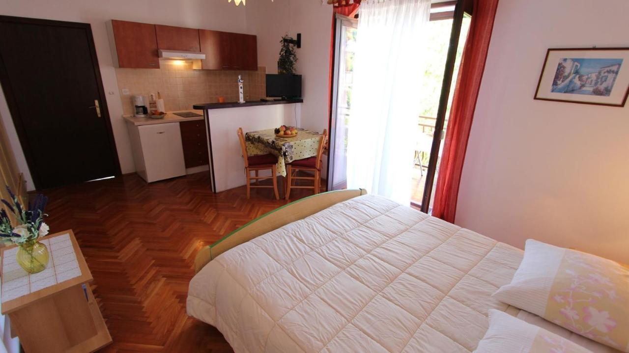 Apartments And Rooms Jelka Malinska Kültér fotó