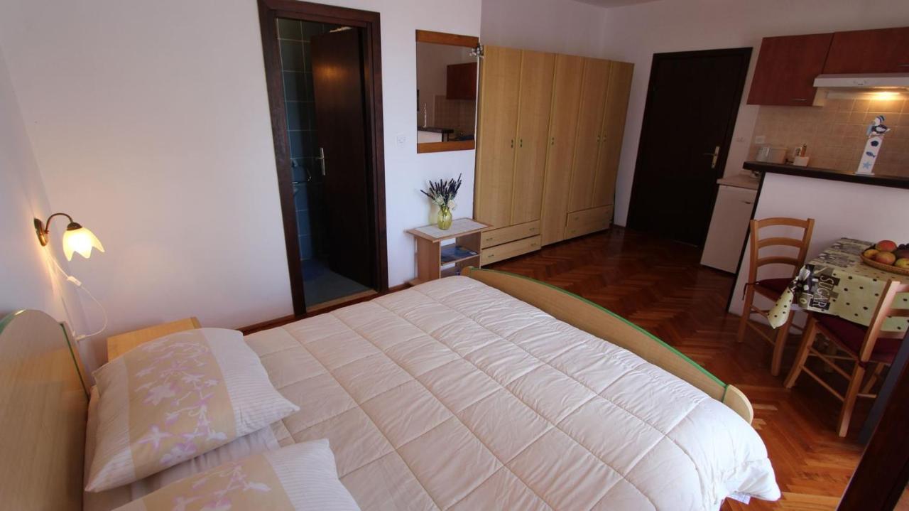 Apartments And Rooms Jelka Malinska Kültér fotó