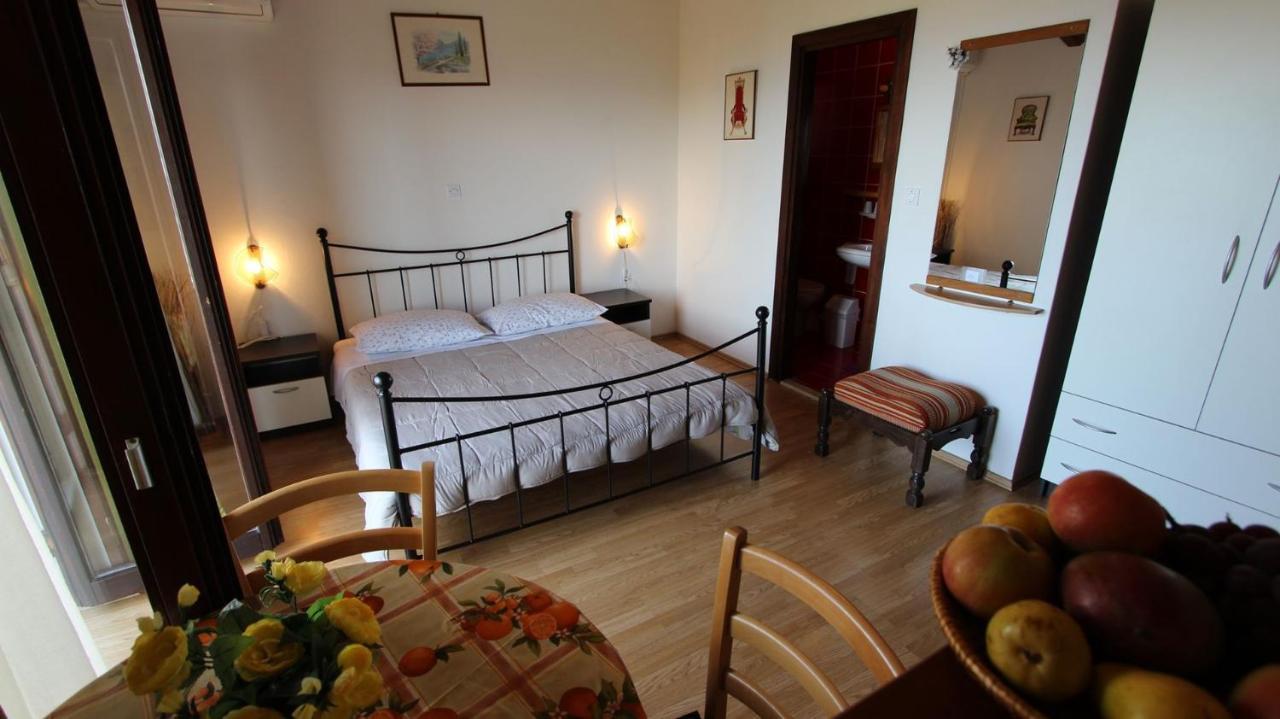 Apartments And Rooms Jelka Malinska Kültér fotó