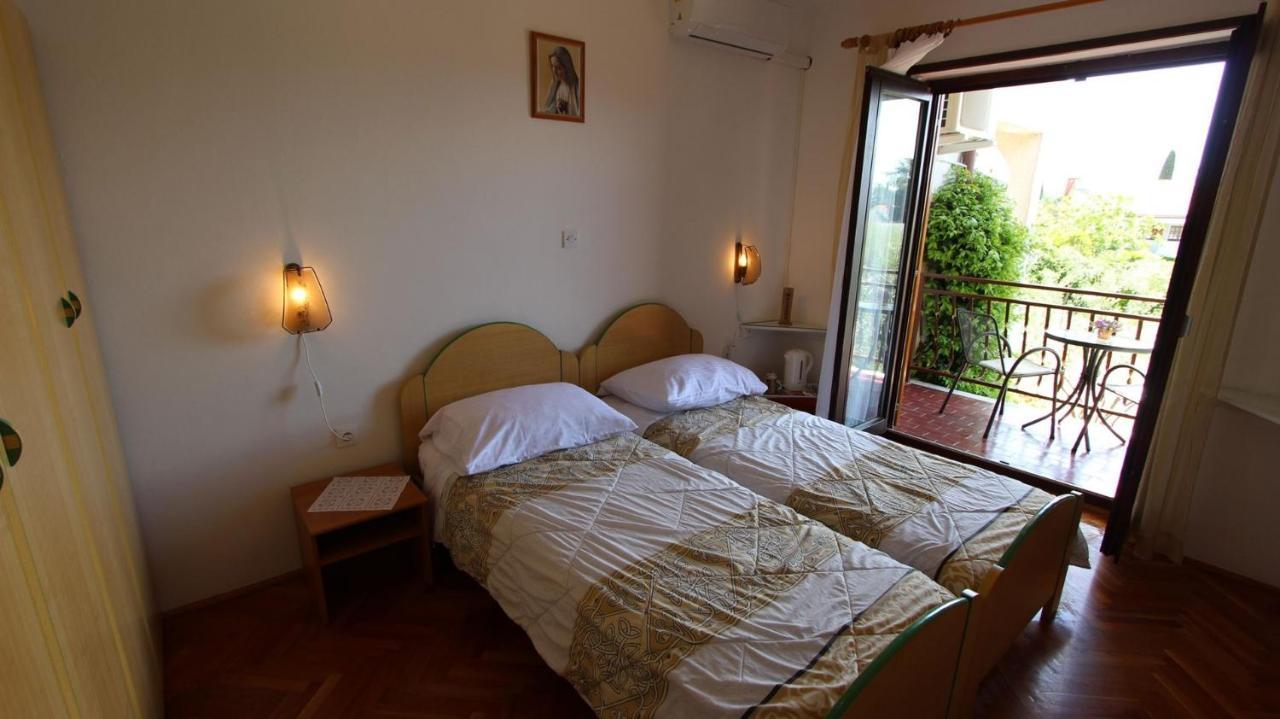 Apartments And Rooms Jelka Malinska Kültér fotó