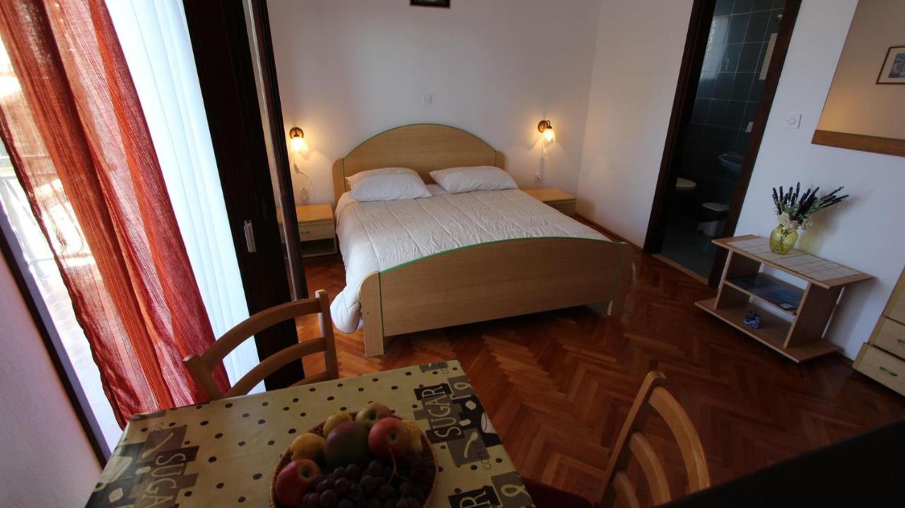 Apartments And Rooms Jelka Malinska Kültér fotó