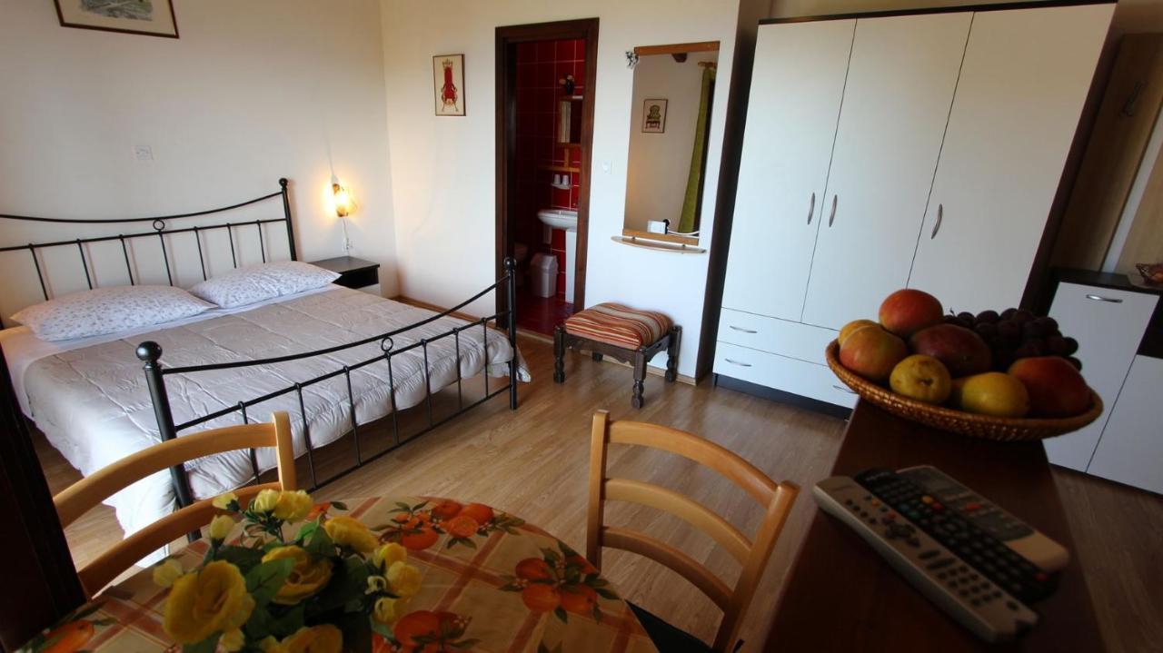 Apartments And Rooms Jelka Malinska Kültér fotó